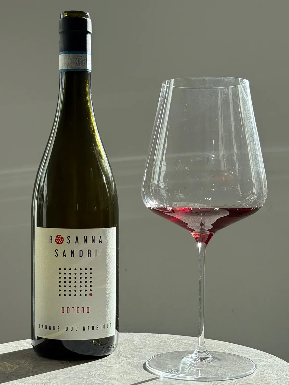 Rosanna Sandri Langhe Botero Nebbiolo 2024 flaske og glas