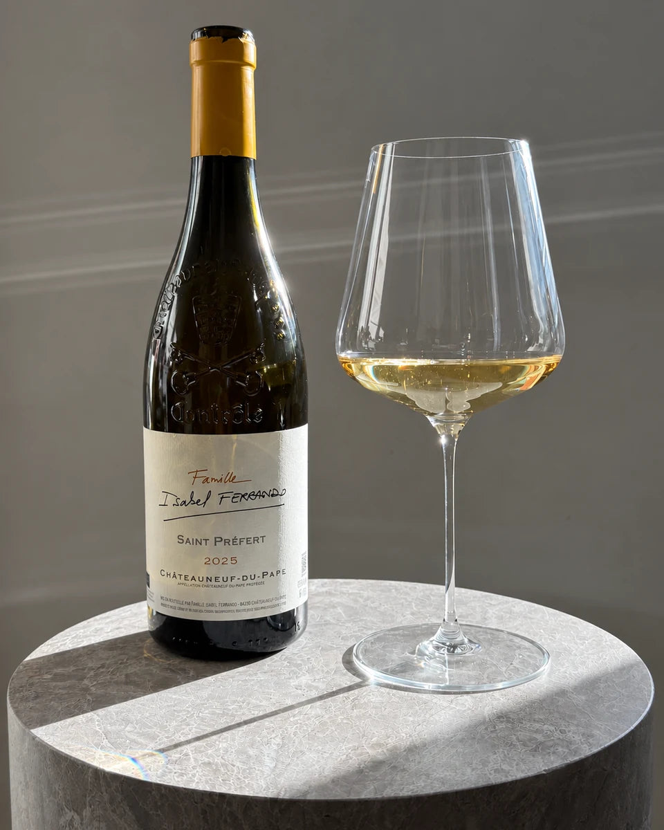 Famille Isabel Ferrando Châteauneuf-du-Pape Blanc 2025 med et glas vin