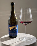 Famille Isabel Ferrando Châteauneuf-du-Pape Colombis 2023 med et glas vin