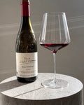 Famille Isabel Ferrando Châteauneuf-du-Pape Rouge 2023 med et glas vin