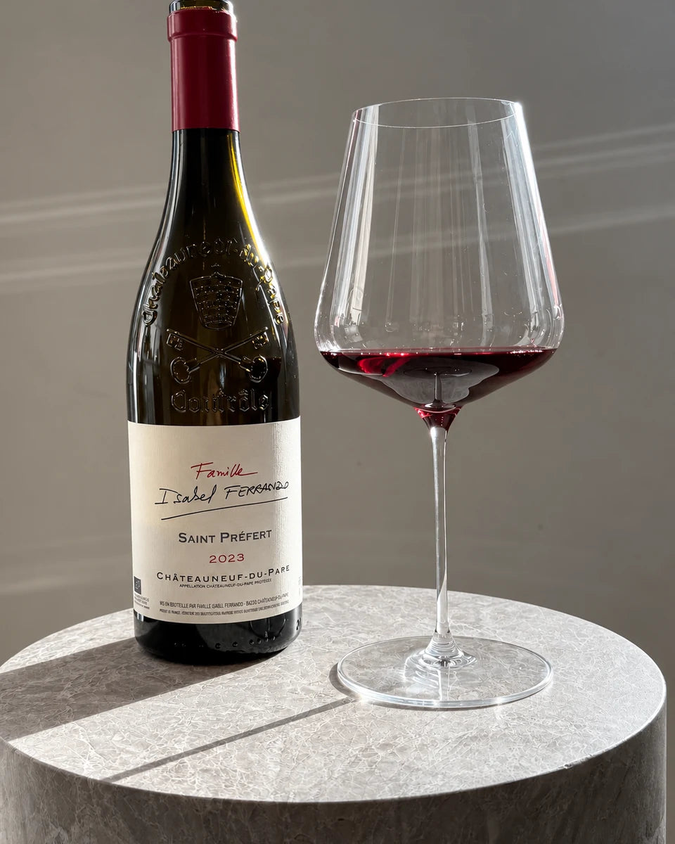 Famille Isabel Ferrando Châteauneuf-du-Pape Rouge 2023 med et glas vin