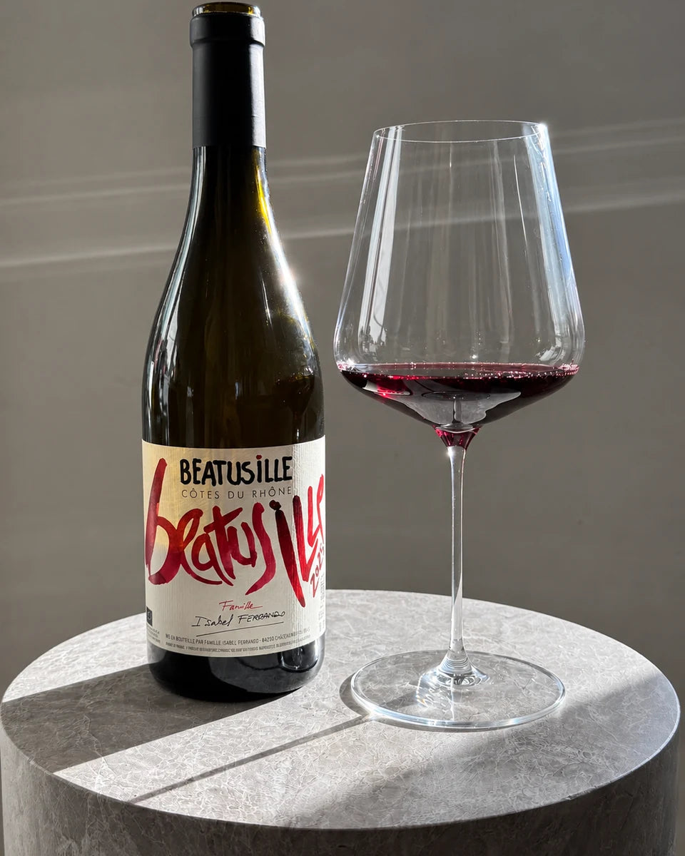 Famille Isabel Ferrando Côtes du Rhône Clos Beatus Ille 2025 med et glas vin