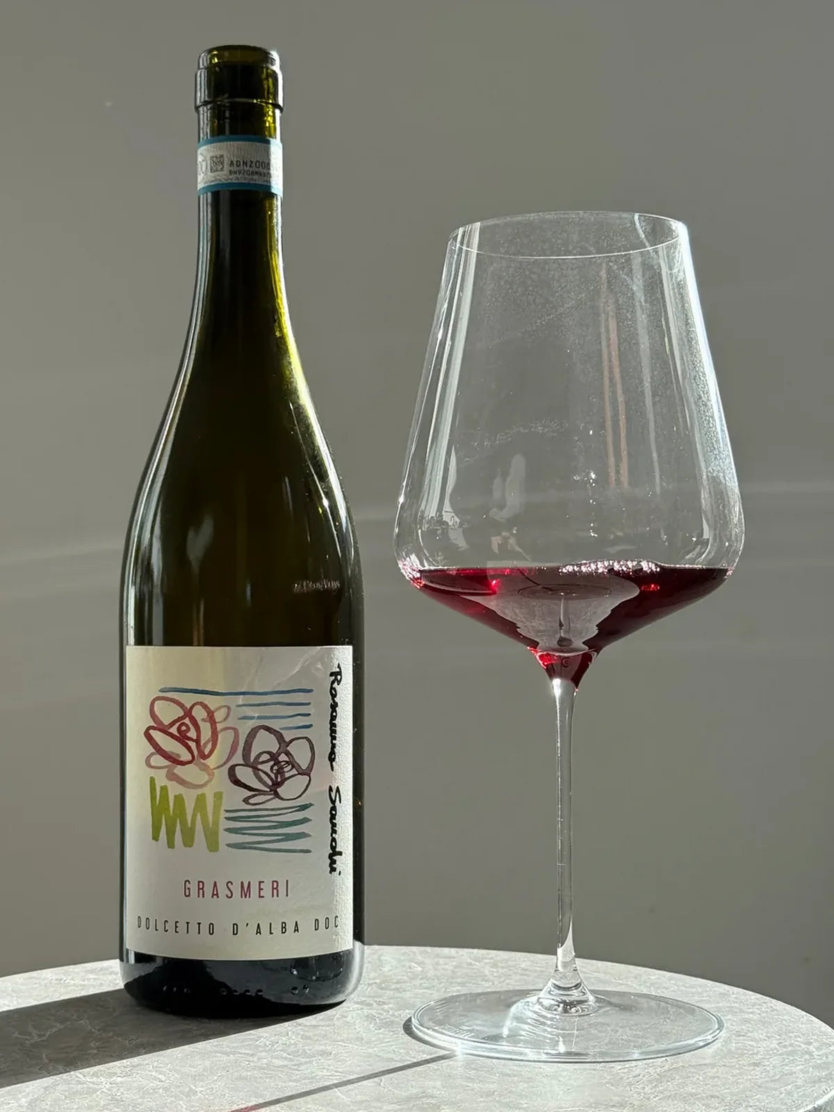 Rosanna Sandri Dolcetto d'Alba Grasmeri 2024 flaske og glas