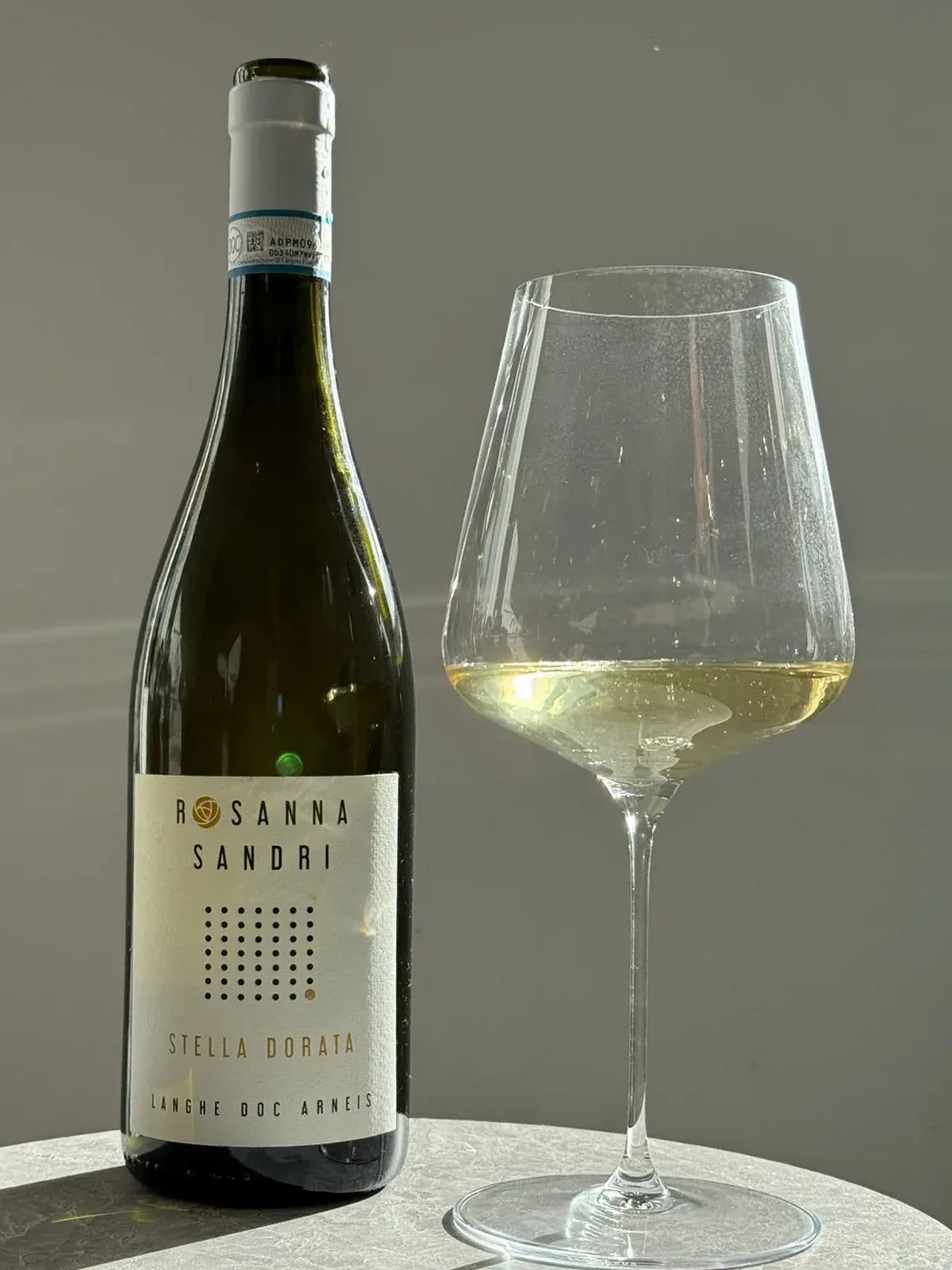 Rosanna Sandri Langhe Stella Dorata Arneis 2024 flaske og glas