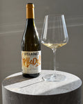 Famille Isabel Ferrando Stella Ducit 2025 med et glas vin